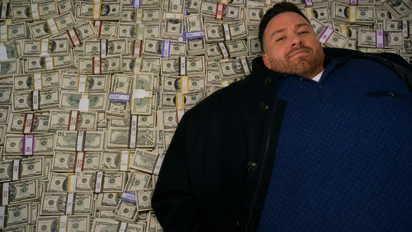 Sports betting bankroll management — David Metcalf of DimesVault resting on a perfectly organized bankroll